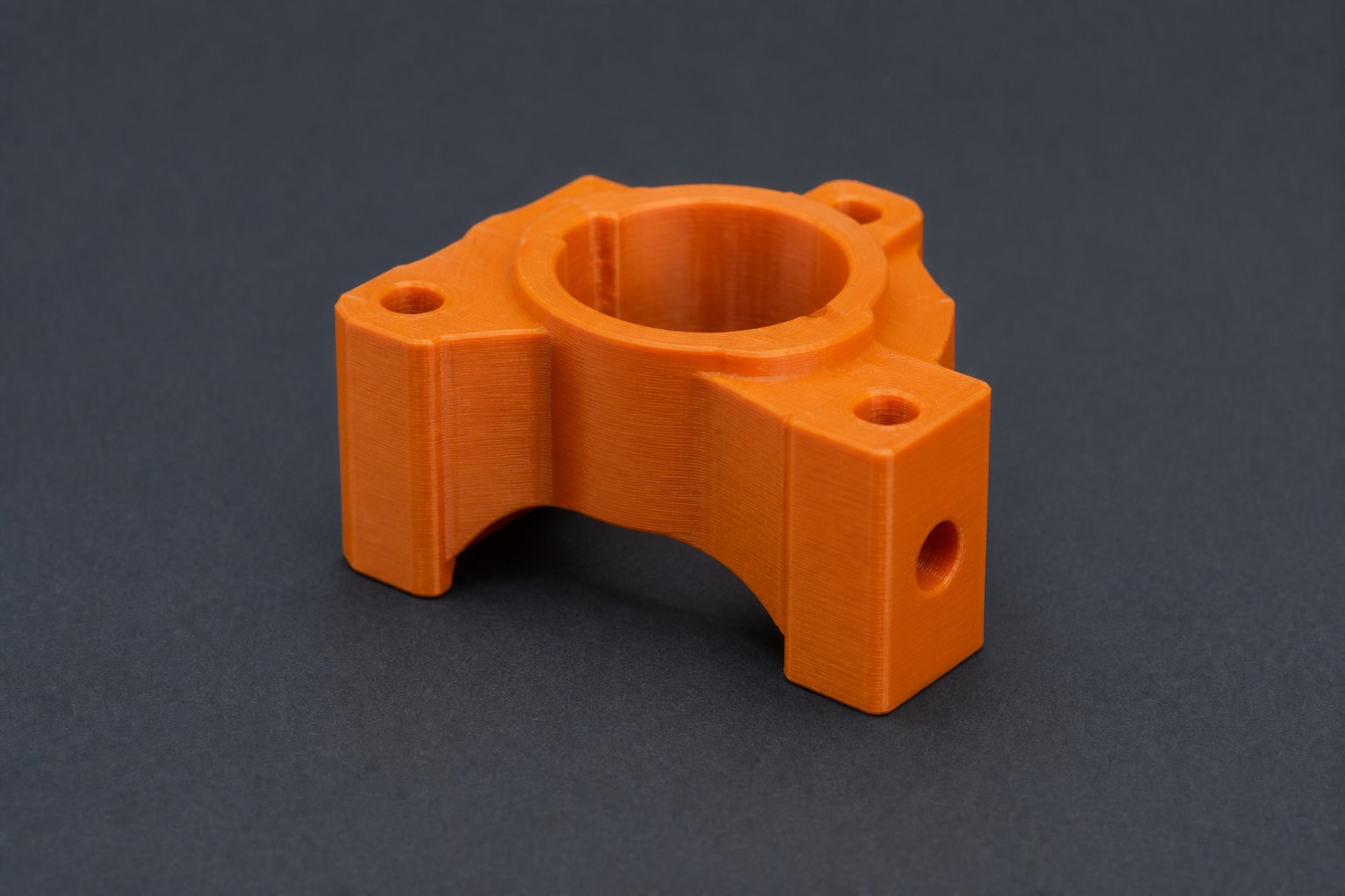Componente tecnico FDM arancio su piano continuo — Castalia Lab Bolzano